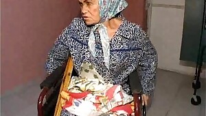 Oma Effie gegen 3 Bad Guys